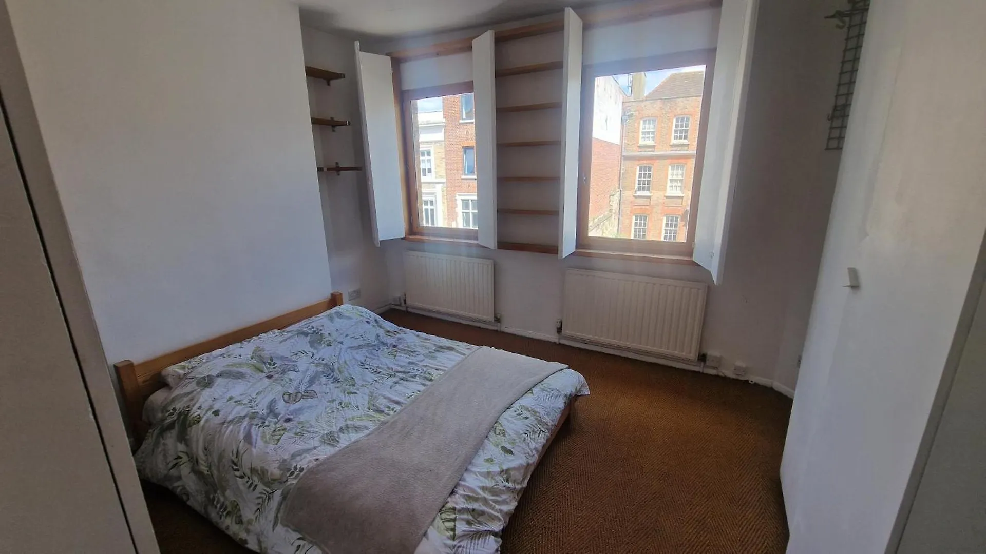 1 Bedroom-1 Bathroom-Walkinshower-Terrace Лондон