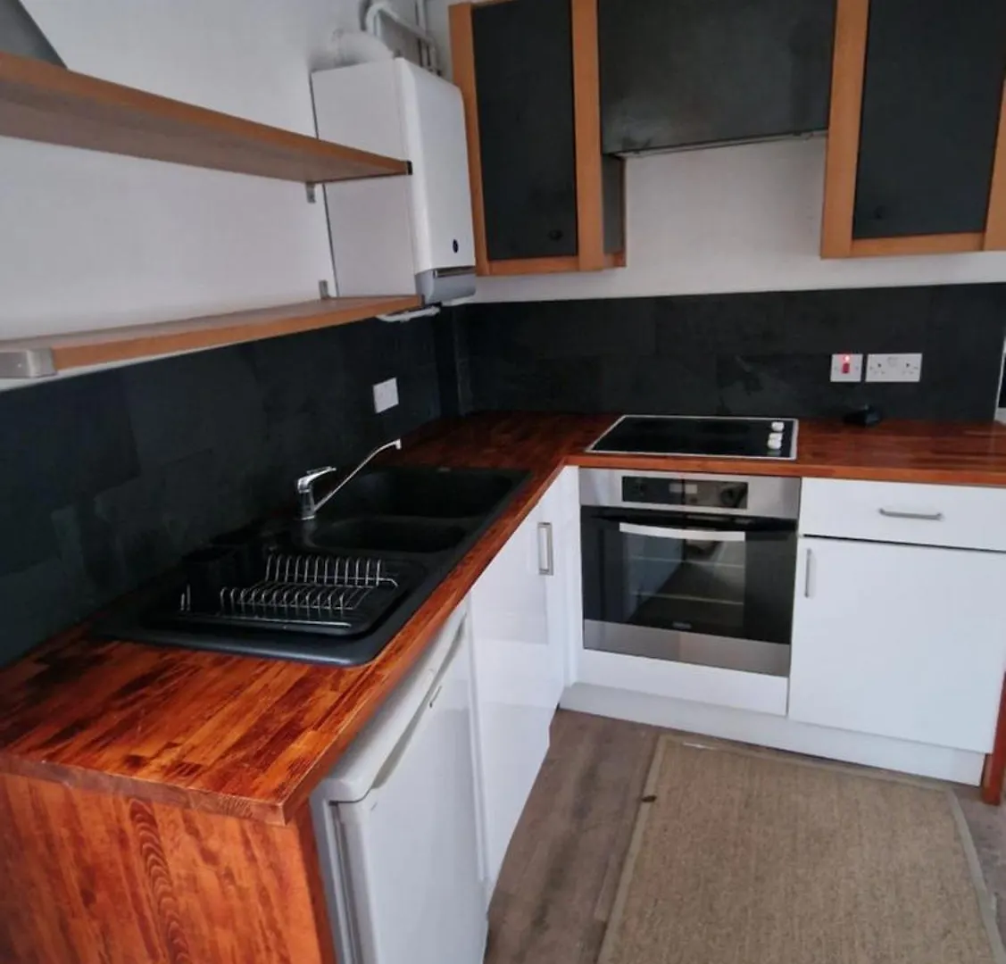 1 Bedroom-1 Bathroom-Walkinshower-Terrace London Apartment